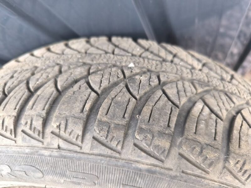 Komplet kół 4x100 z oponami zimowymi Fulda Montero 3