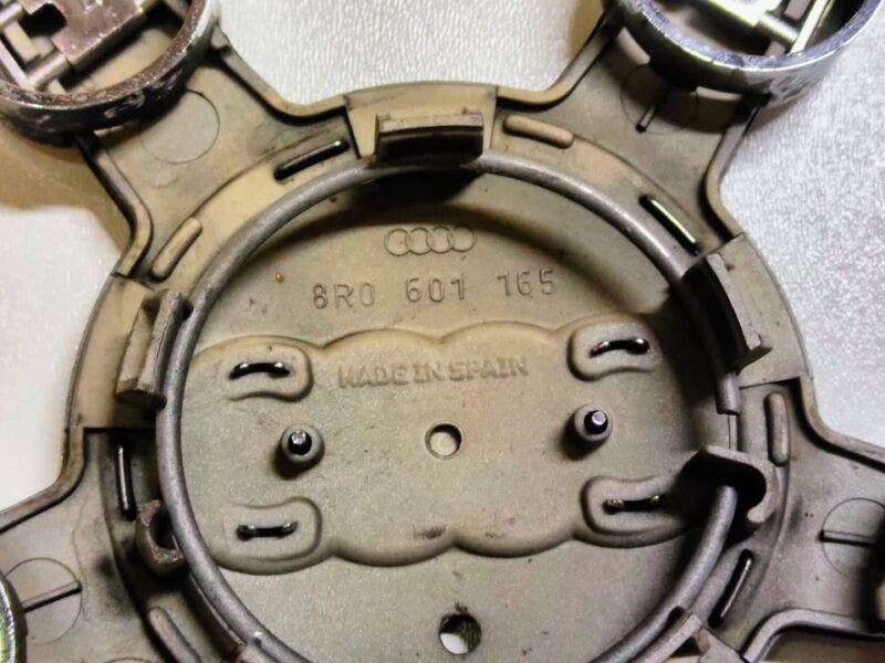 Komplet dekielków Audi 8R0601165