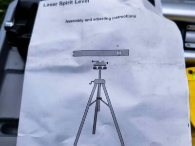 Poziomica laserowa ze statywem