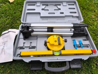 Poziomica laserowa ze statywem