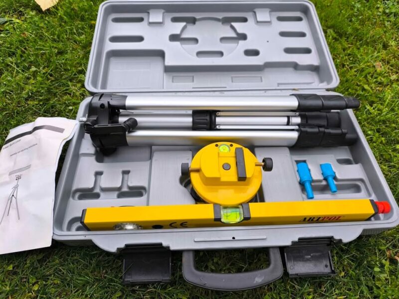 Poziomica laserowa ze statywem