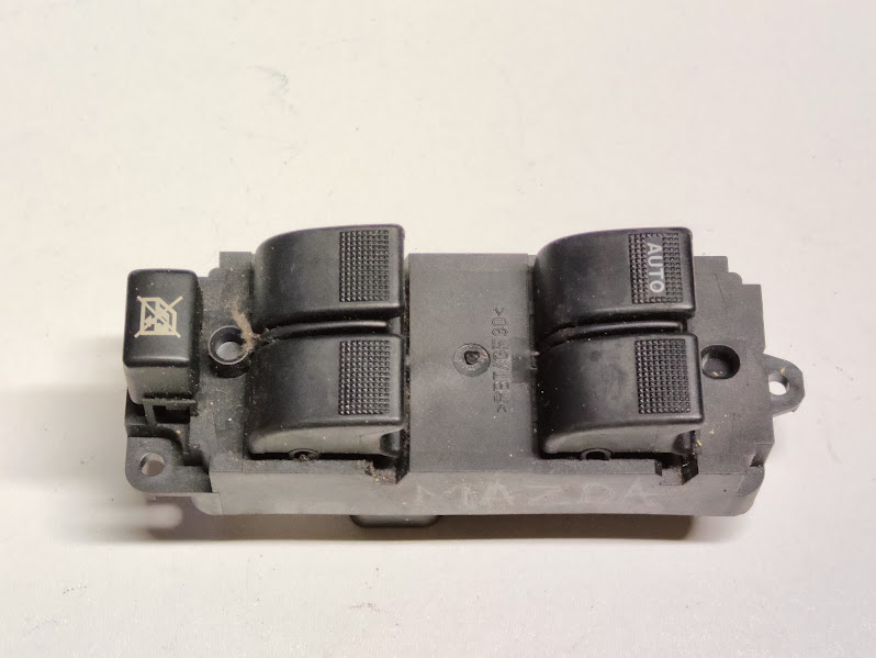 Przycisk sterowania szyb lewy przednich drzwi MAZDA