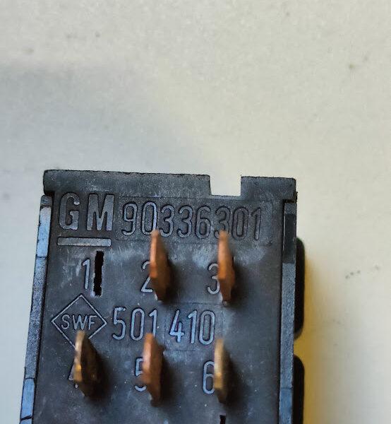 Przełącznik ogrzewania szyby tylnej Opel Omega 90336301